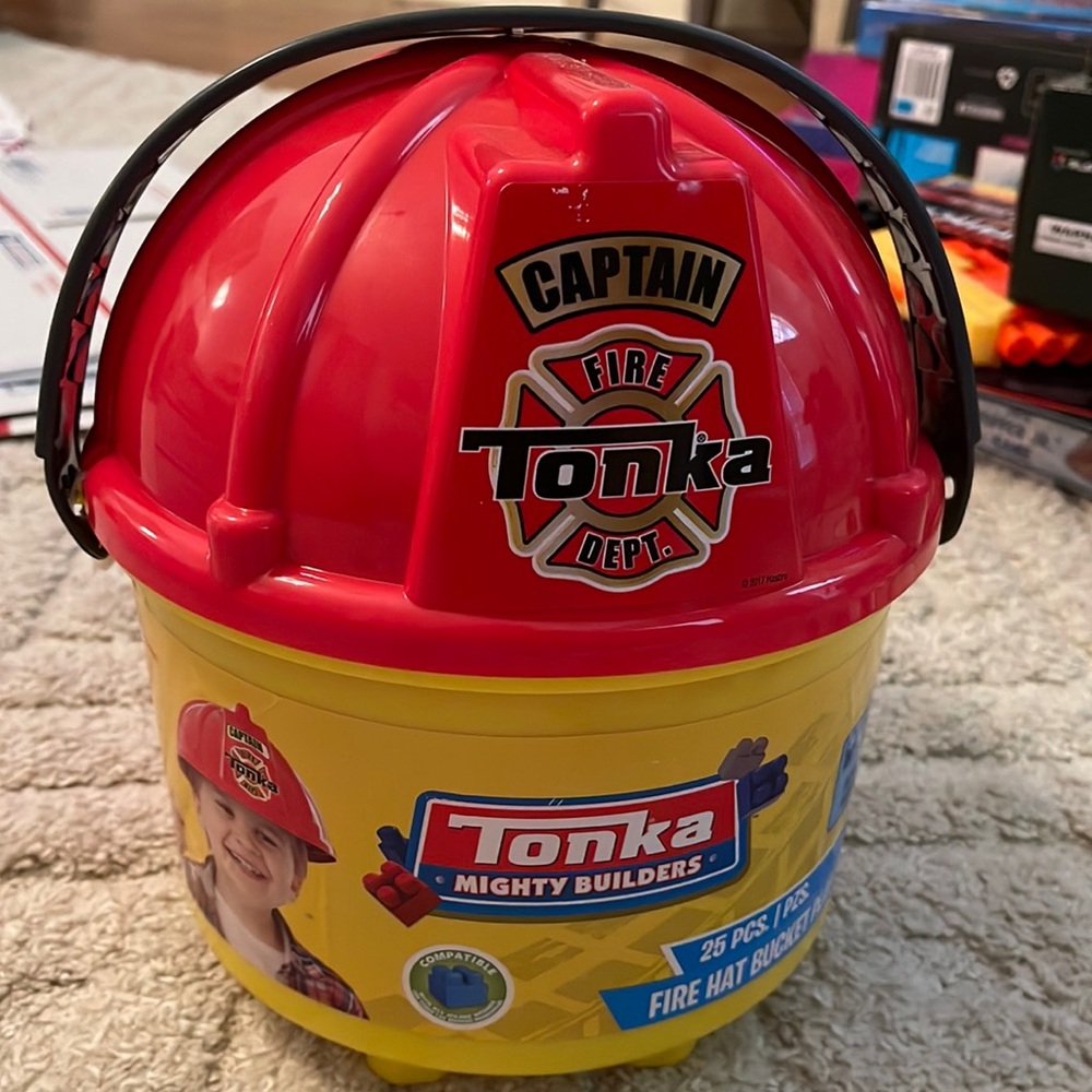 To make Mighty Builders 25 PCS Fire Hat Bucket Play Set Brand New Never Open